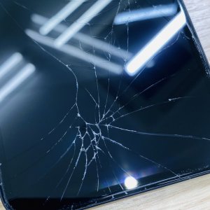 iPhone11 画面割れ…→即日修理可能！20分程で修理完了！