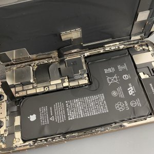 iPhoneXS　バッテリー交換…→お任せください！最短10分で修理できます！
