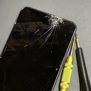 iPhoneXR ガラスパネル交換 ひび割れ