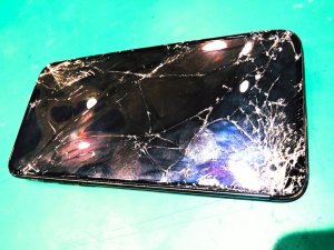 iPhoneXS Max フロントパネル交換30分で修理完了 画面バキバキ 画面割れ修理