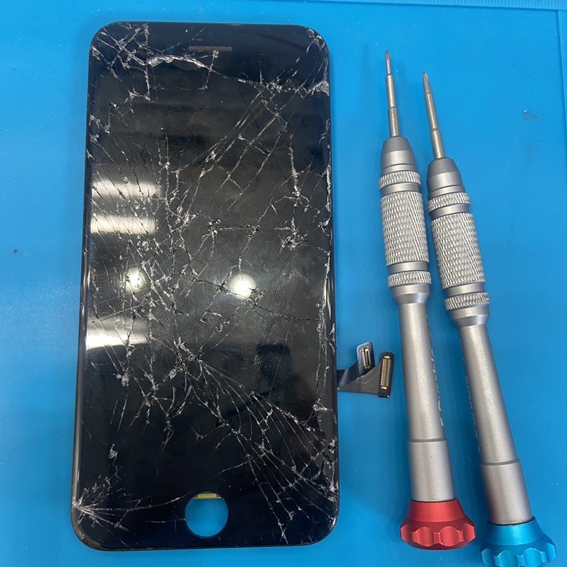 iPhone8 コンクリートに落としてから画面が割れ、タッチ操作の反応が鈍くなった…液晶交換で解決!!