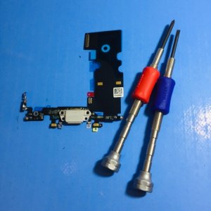 iPhone8 充電ケーブルを刺しても充電されない…→ライトニング交換で解決‼即日で修理可能です‼