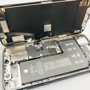iPhone11Pro 画面に線が…液晶交換で直ります！予約不要！最短15分で修理完了します！