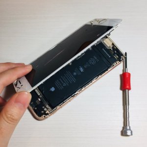 iPhone8 画面割れで液晶画面に線が…→液晶交換で直りました‼︎即日修理で対応させて頂きます。