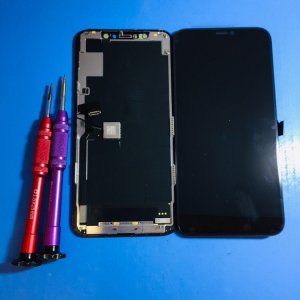 iPhone11Pro 画面が真っ黒のまま映らない…→ブラックアウトという症状です。液晶パネル交換で解決!!