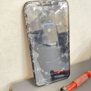 iPhone XR 画面修理-ひび割れ肌から滑々お肌へ