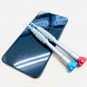 iPhone11 液晶交換 誤って落とした後、画面にヒビが入り、真っ暗のままで操作ができない…→当店で即日修理で解決‼