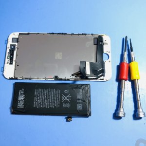 iPhone8画面割れ、バッテリー交換、永久保証の強化ガラス貼り付けの同時修理…→同時修理割引キャンペーン中‼iPhoneの症状でお困りなら是非当店へ‼