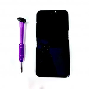 iPhone XR 画面割れ バキバキ ヒビ でお困りの方は30分程で交換致します！