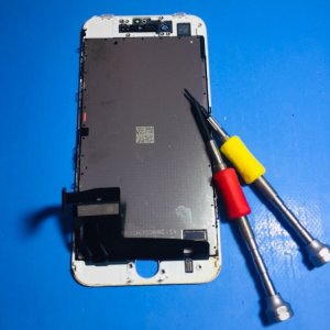 iPhone8 落としたら液晶が半分映らない…→20分で元の綺麗な画面へ‼即日修理‼