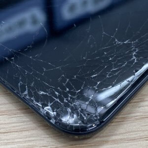 iPhone11 画面割れ…→即日修理可能！最短15分で修理完了！