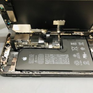 iPhoneXS 画面に線が…液晶交換で直ります！最短15分で修理可能！予約不要でご来店頂けます！