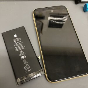 iPhoneXR バッテリー交換 強化ガラス貼り付け