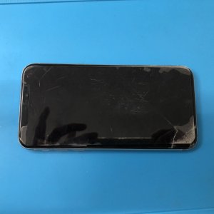 iPhoneXS 落下した衝撃で破損！画面上部だけタッチが効かない！
