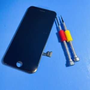 iPhoneSE2パネルにヒビが入ってしまった…→即日修理で元の綺麗な画面へ