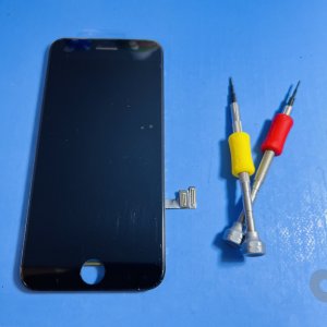 iPhone8 液晶パネル交換 急に画面が真っ暗になり操作ができない…その症状最短20分で修理可能です!!