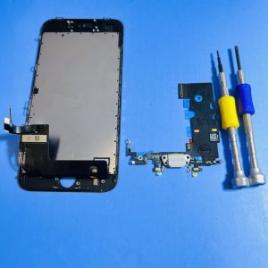 iPhone8 パネル割れと充電できない症状同時修理…→iPhone修理満足度NO.1の当店へお任せください!!