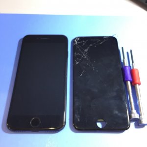 iPhone8パネルが割れてしまったのですぐに修理したい…→15分で即日修理‼お買い物や用事の間に‼