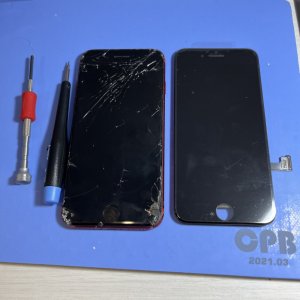 iPhoneSE2 フロントパネル交換落として画面がバキバキに…即日修理で綺麗な画面へ‼