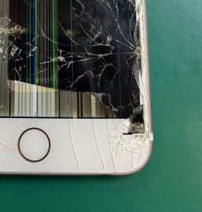 iPhone7の画面がバキバキに割れて緑色の筋が映ってる→液晶交換で復活!!