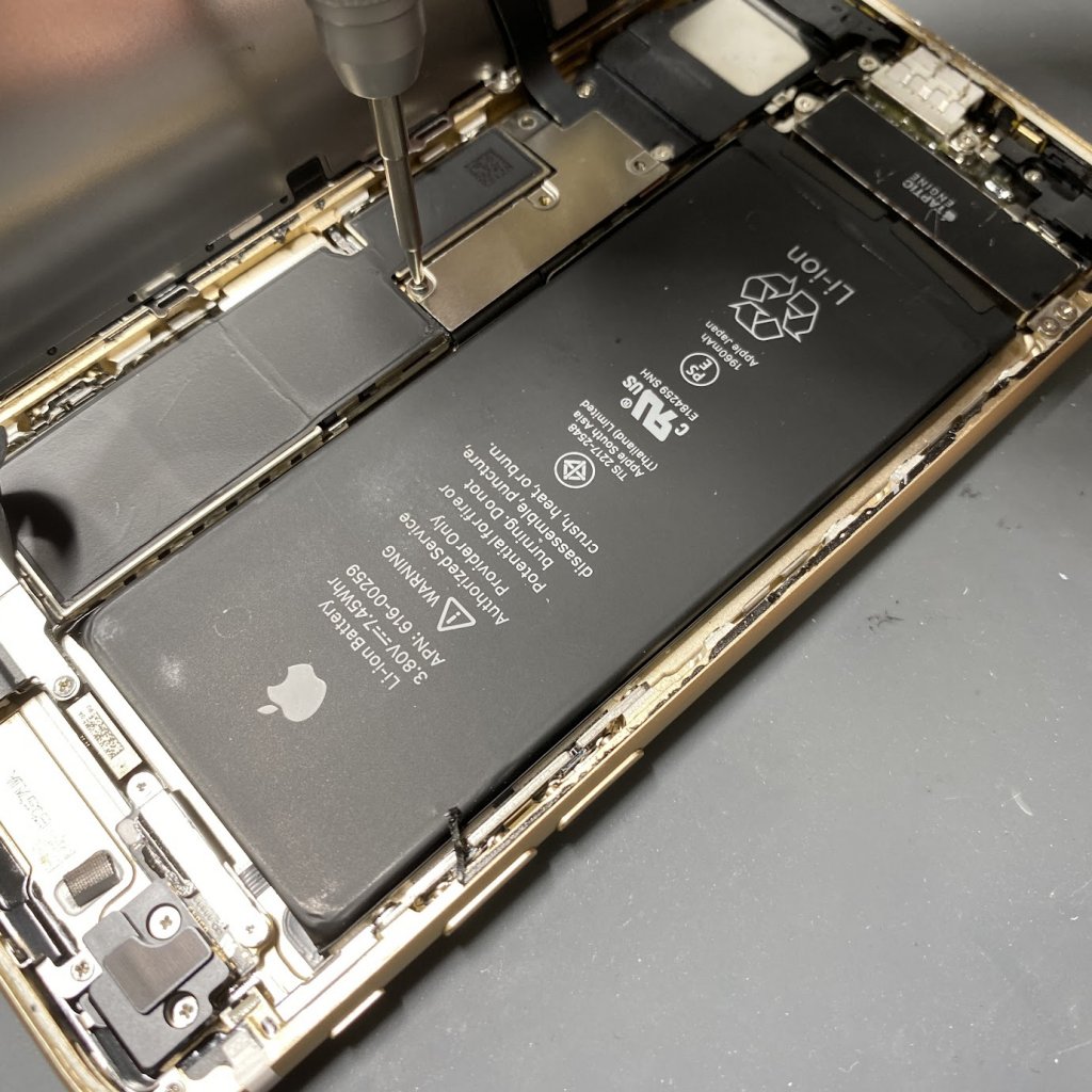 iPhone7 バッテリー交換と強化ガラス貼り付け