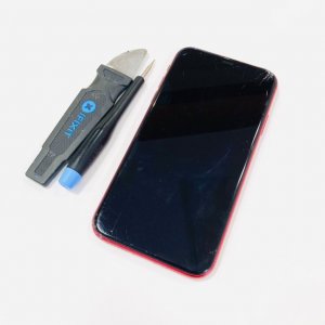 iPhone 11 液晶交換 落としてから1週間後に液晶漏れ 早めの交換が必要です！