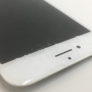 iPhone8 ガラスパネル割れの修理を行いました！