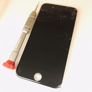 iPhone7 フロントパネル交換　画面が割れたままの使用は危険です！→早めの交換を！
