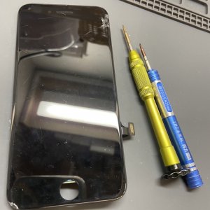 iPhoneSE2 フロントパネル交換 ガラス割れ 画面ヒビ アイフォンSE 第二世代