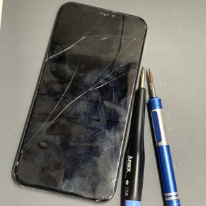 iPhone11 フロントパネル交換 ひび割れ