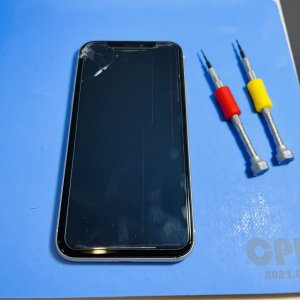 iPhone11 落とした後少しの間は画面が映っていたが…時間が経つと液晶パネル部分に緑や赤の線が…当店で新品の綺麗な画面へ即日で修理可能です!!