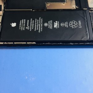 iPhone8 バッテリー交換 経年劣化が進みバッテリー残量が気になる…店頭でバッテリー無料点検から修理!!