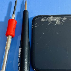 iPhone11 液晶パネル交換 機種変更か修理か悩む…→地域最安値の当店で即日交換!!お悩み解決!!