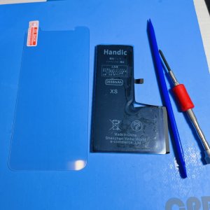 iPhoneXS バッテリー交換と永久保証の強化ガラス貼り付け…→バッテリー残量と画面の保護に強化ガラスを貼っていないなら今がチャンス!!
