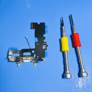 iPhone7 ライトニングドッグ交換 充電ケーブルを刺しても充電ができない…→経年劣化の問題も当店で解決!!