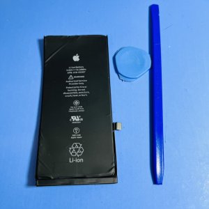 iPhone8 Plus バッテリーの劣化により膨張…→バッテリーは消耗品のため定期的な交換!!当店の無料点検から交換時期を判断!!