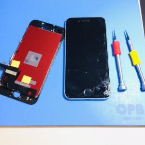 iPhone SE2 市販の強化ガラスを貼っていたが角の画面が割れてしまった…→気になる画面のヒビ割れも当店で即日修理!!