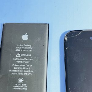 iPhone8 バッテリーとパネルの同時交換…→合言葉は「無料バッテリー点検」ご気軽にお声かけください!!お待ちしております!!