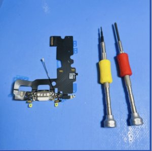 iPhone7 ライトニングドッグ交換 充電ケーブルを刺しても充電ができない…→経年劣化の問題も当店で解決!!