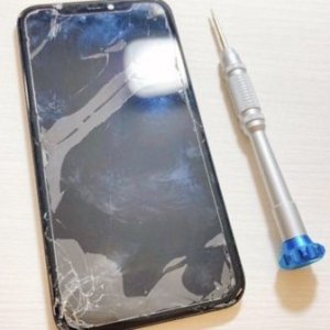 iPhoneXS フロントパネル交換　ガラスが欠けてしまった、操作が困難など