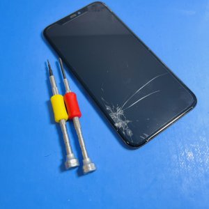 iPhone11 パネル交換 小さなヒビが広がり大きな亀裂へ…→症状が進行していない今のうちに修理!!即日お渡しです。