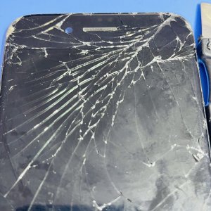 iPhone8 液晶パネル交換 勢いよく地面に落として…→当店で綺麗な画面へ即日交換!!