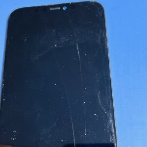 iPhone11 パネル交換 バイクから落とした衝撃で縦にヒビが…電話、メールからの予約で優先修理!!