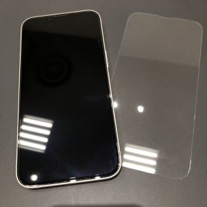 iPhone13 強化ガラス貼り付け