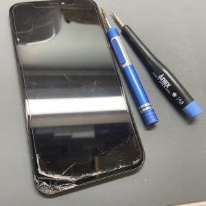 iPhone11 液晶交換 画面割れ ガラスヒビ 縦線 アイフォン11