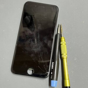 iPhoneSE2 ガラスパネル交換 ひび割れ