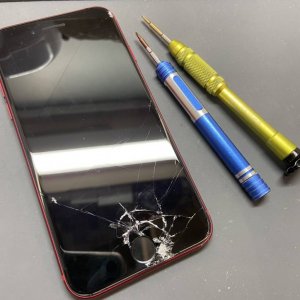 iPhoneSE2 液晶交換 ガラスヒビ 画面割れ ブラックアウト アイフォンSE 第二世代