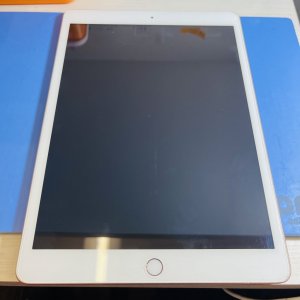 iPad(第8世代) 基板修理 突然電源が落ち真っ暗になってしまった…→iPad、Swittchの修理もお任せください!!