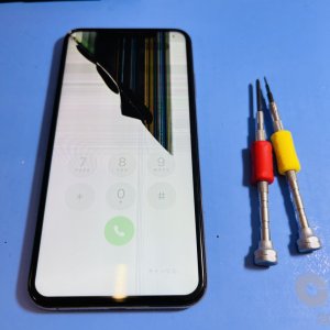 iPhoneXSMAX 液晶パネル交換 液晶漏れを起こし、ゴーストタッチの症状まで…→即日修理でお渡し可能!!お任せください!!