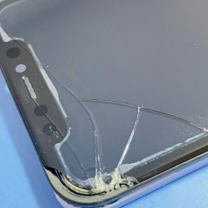 iPhone11 フロントパネル交換 落とした衝撃で角にヒビが入ってしまった…→そのまま放置は危険!!当店で即日修理!!